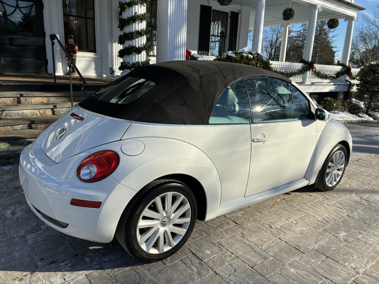 Volkswagen New Beetle 2.5L PZEV Convertible 2010