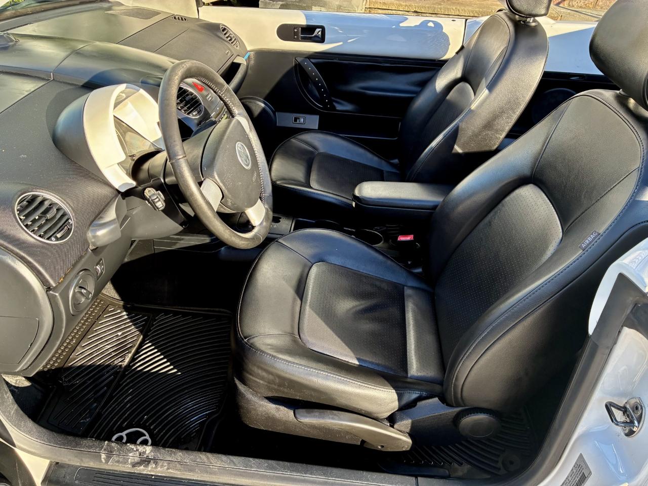 Volkswagen New Beetle 2.5L PZEV Convertible 2010