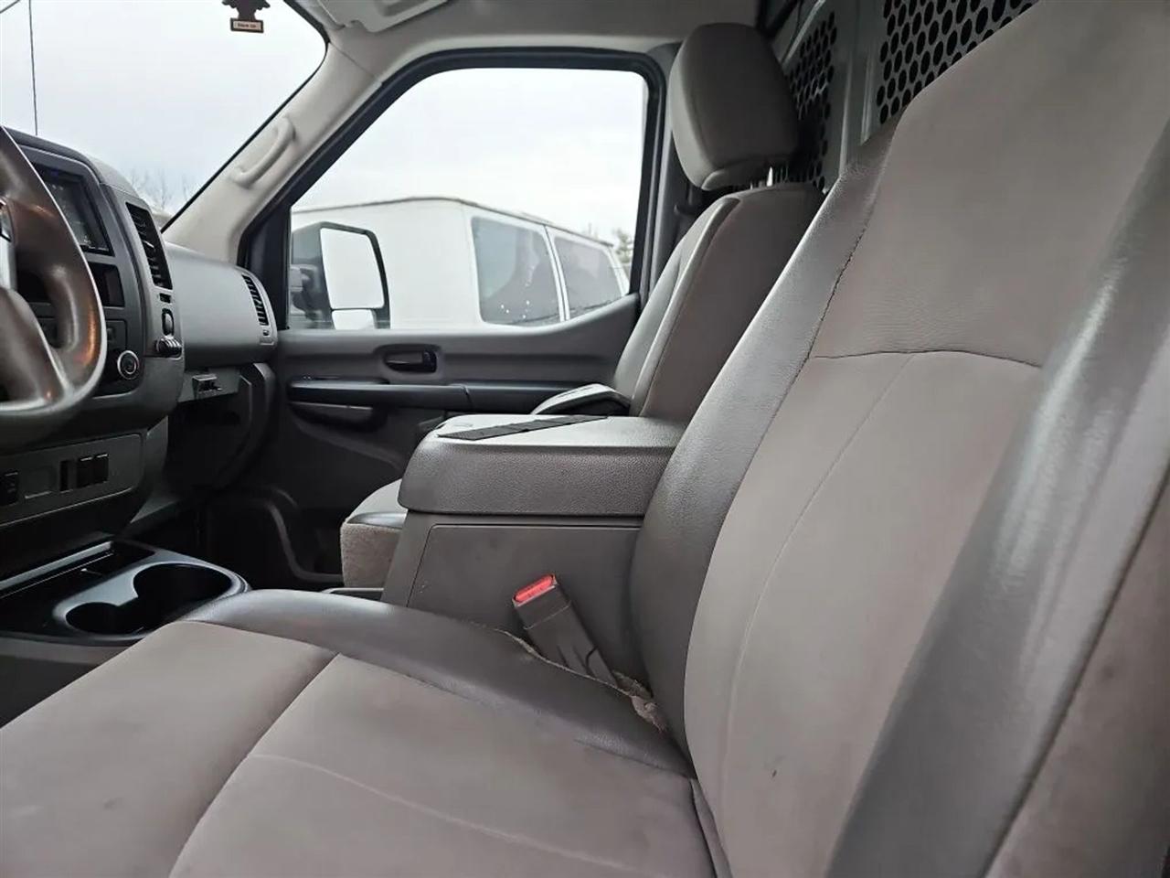 Nissan NV Cargo 2500 HD S V8 High Roof 2017