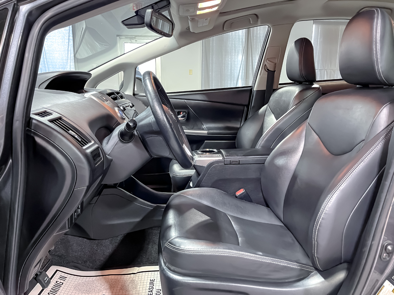 2017 Toyota Prius V Three photo 9