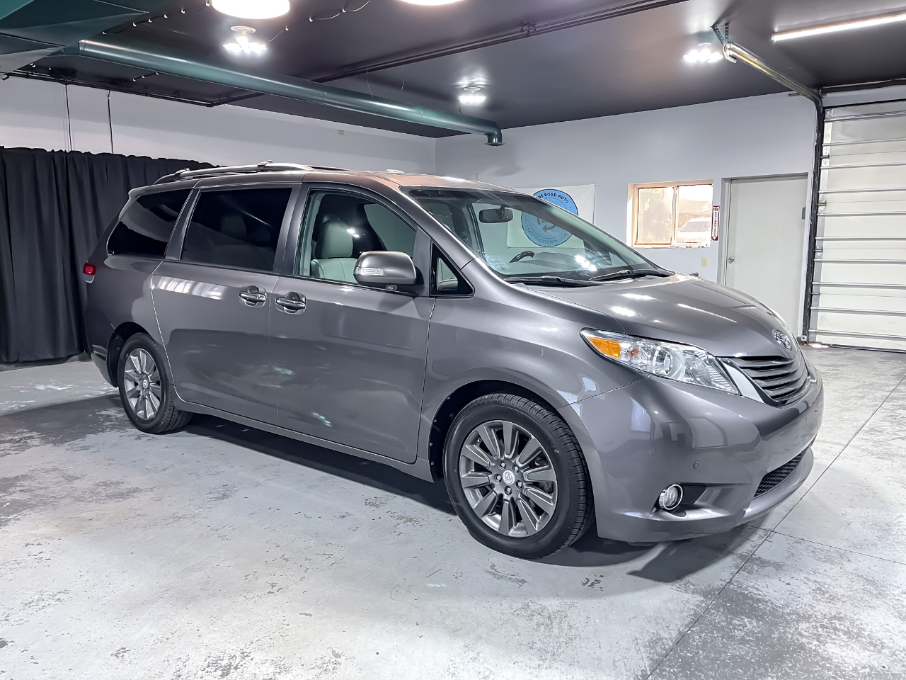2013 Toyota Sienna XLE photo 2