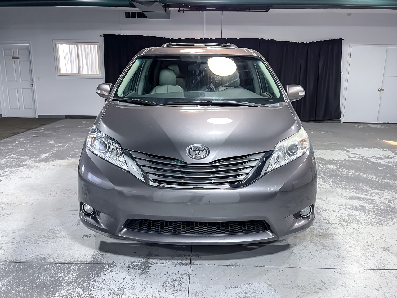 2013 Toyota Sienna XLE photo 3