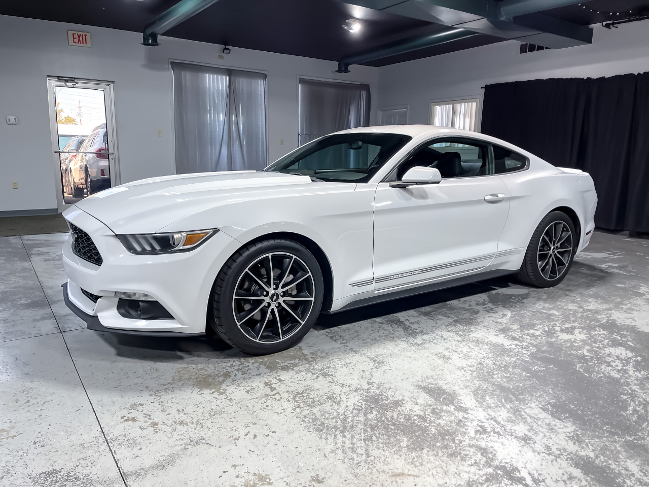 2017 Ford Mustang EcoBoost photo 3