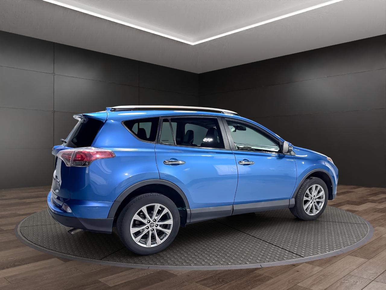 Toyota RAV4 Limited AWD (Natl) 2017