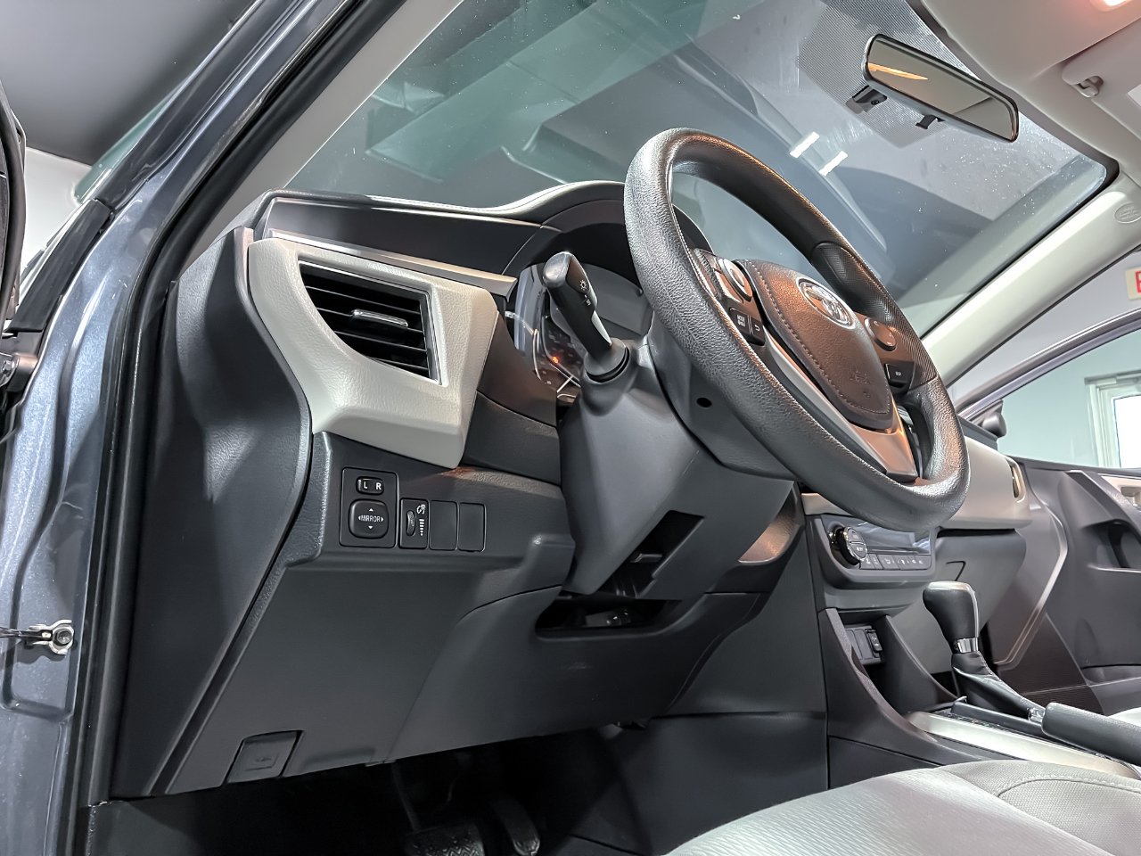 Toyota Corolla 4dr Sdn CVT LE Premium (Natl) 2015