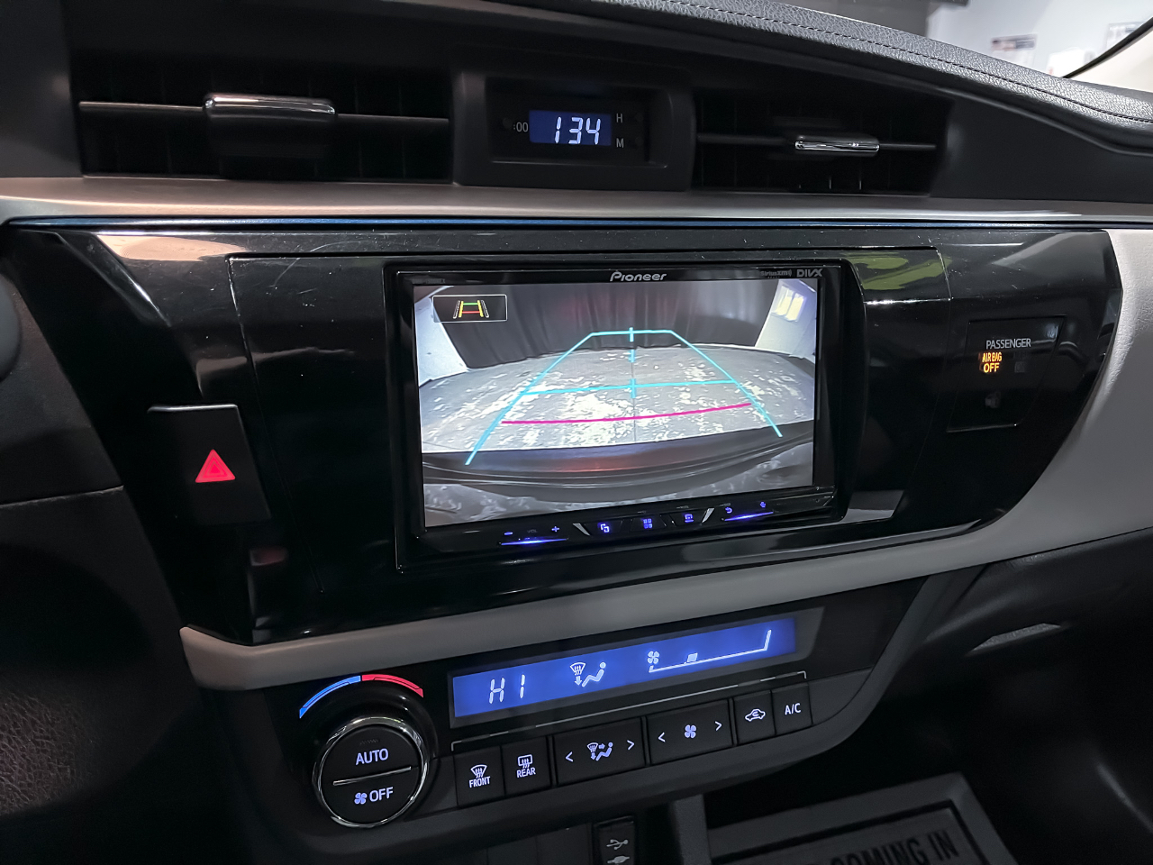 Toyota Corolla 4dr Sdn CVT LE Premium (Natl) 2015