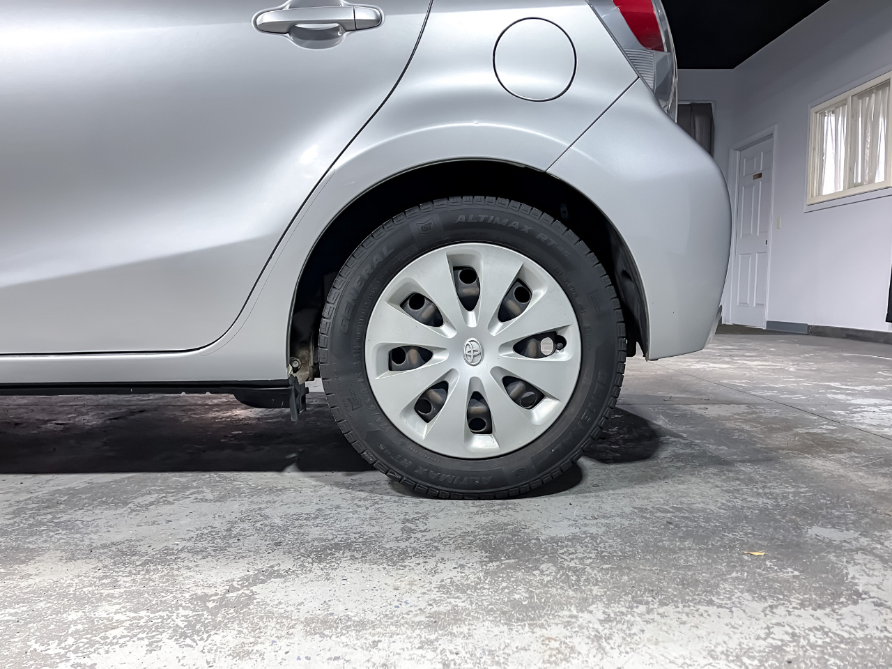 Toyota Prius c 5dr HB Three (Natl) 2012