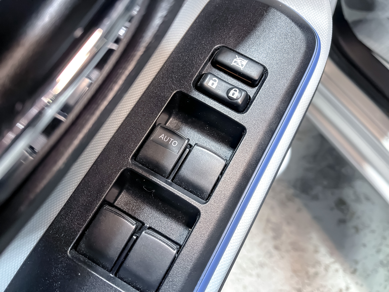 Toyota Prius c 5dr HB Three (Natl) 2012