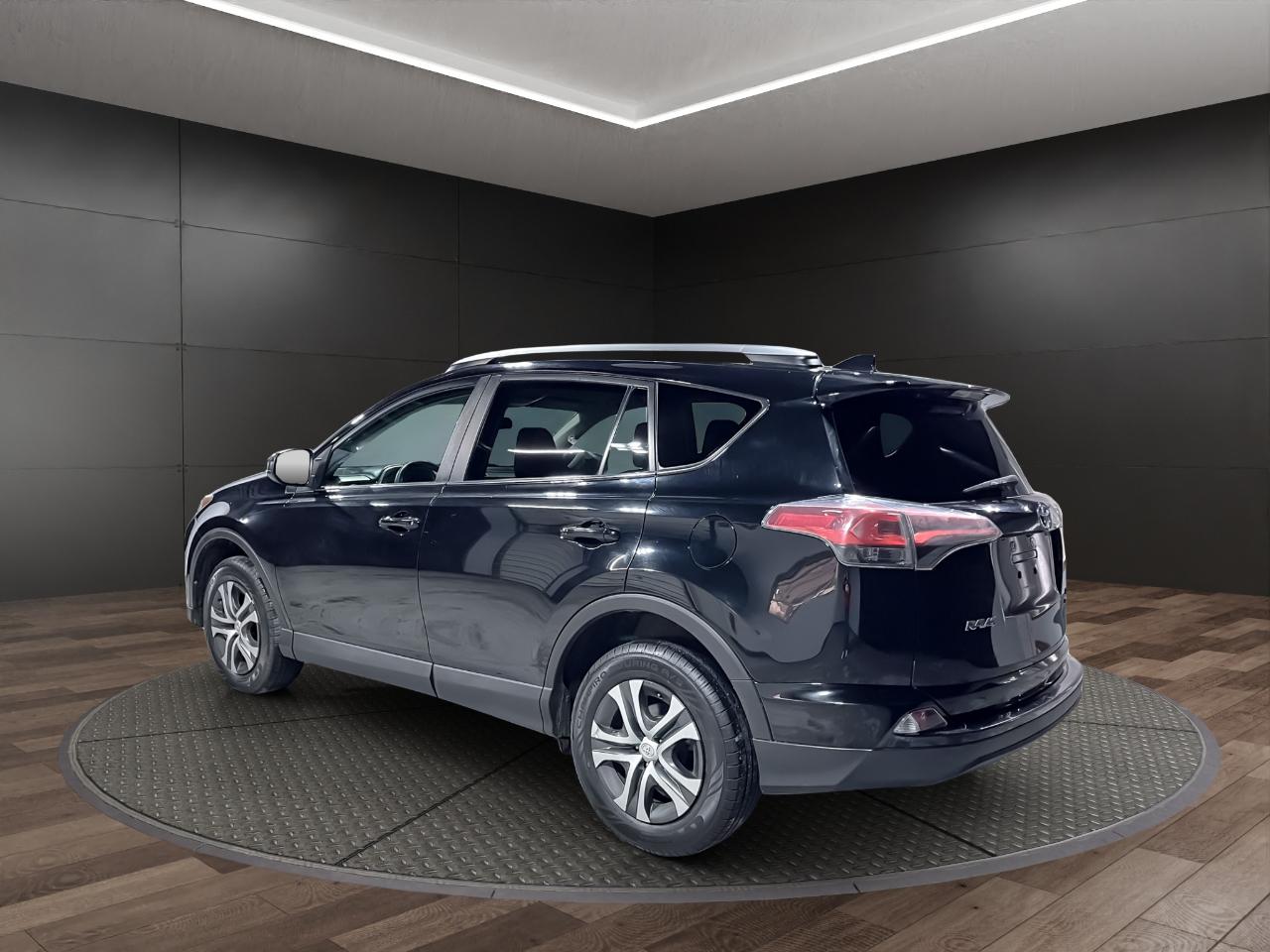 Toyota RAV4 LE AWD (Natl) 2017