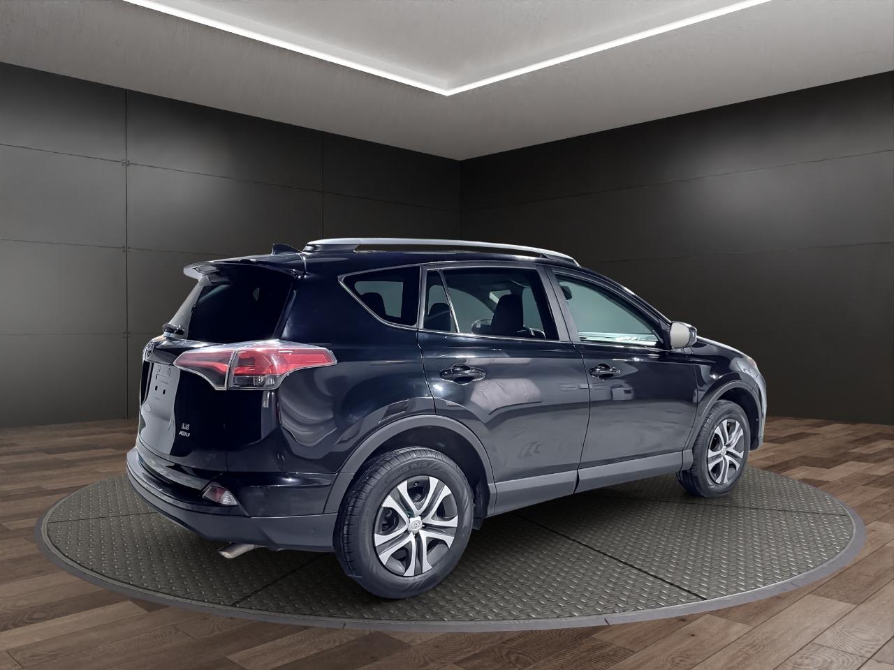 Toyota RAV4 LE AWD (Natl) 2017