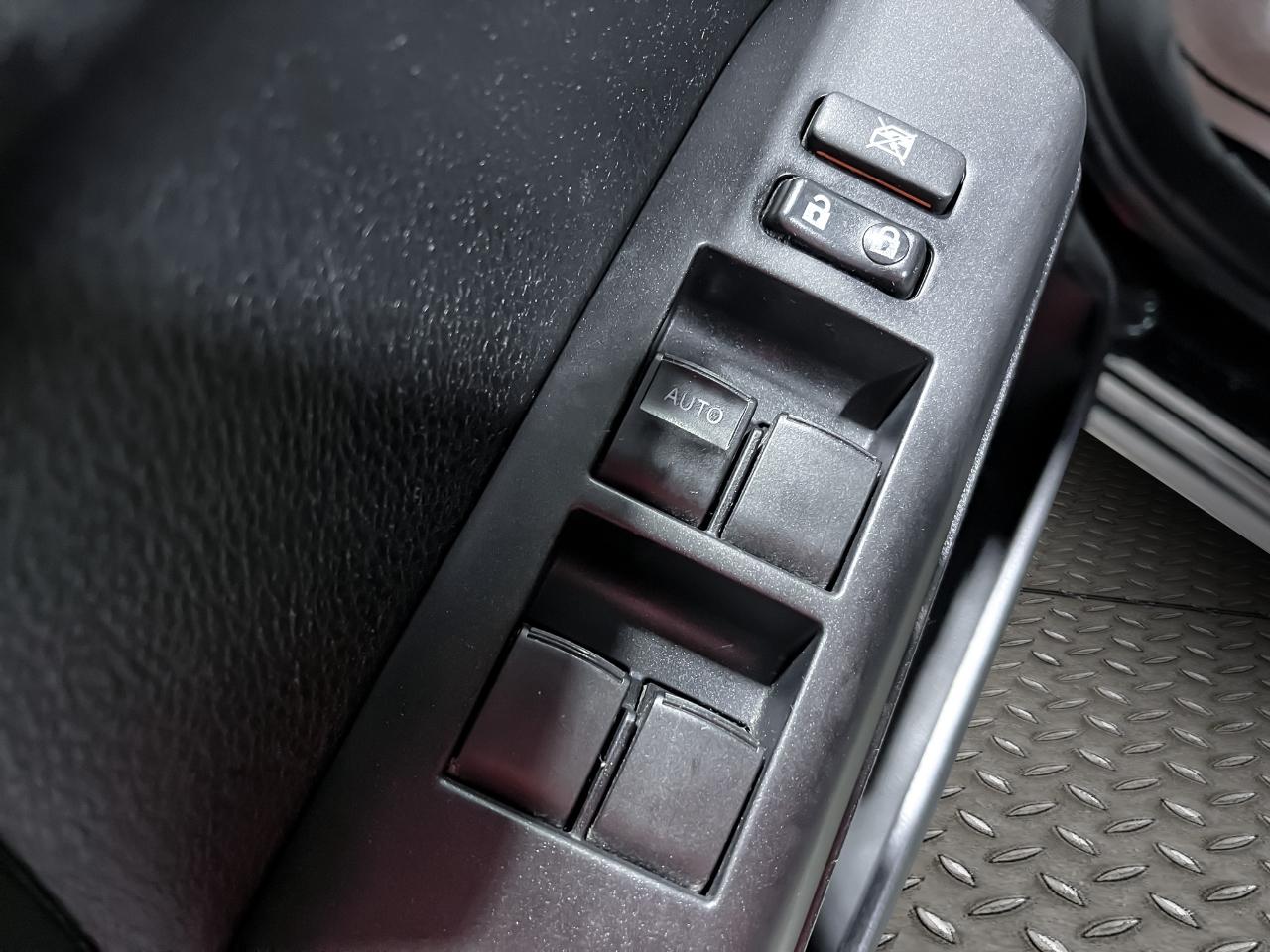 Toyota RAV4 LE AWD (Natl) 2017