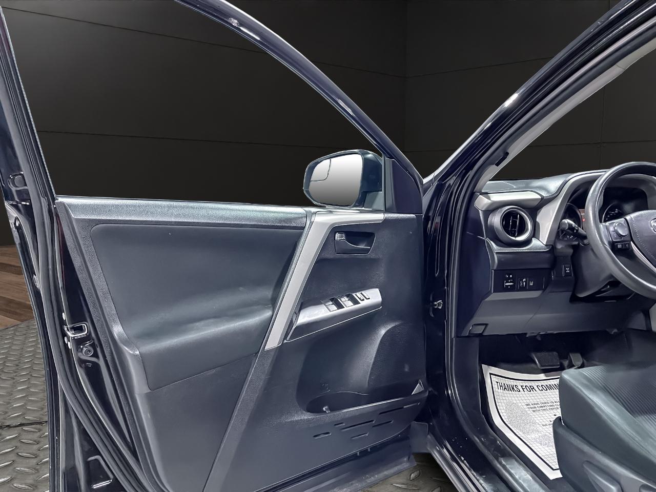 Toyota RAV4 LE AWD (Natl) 2017