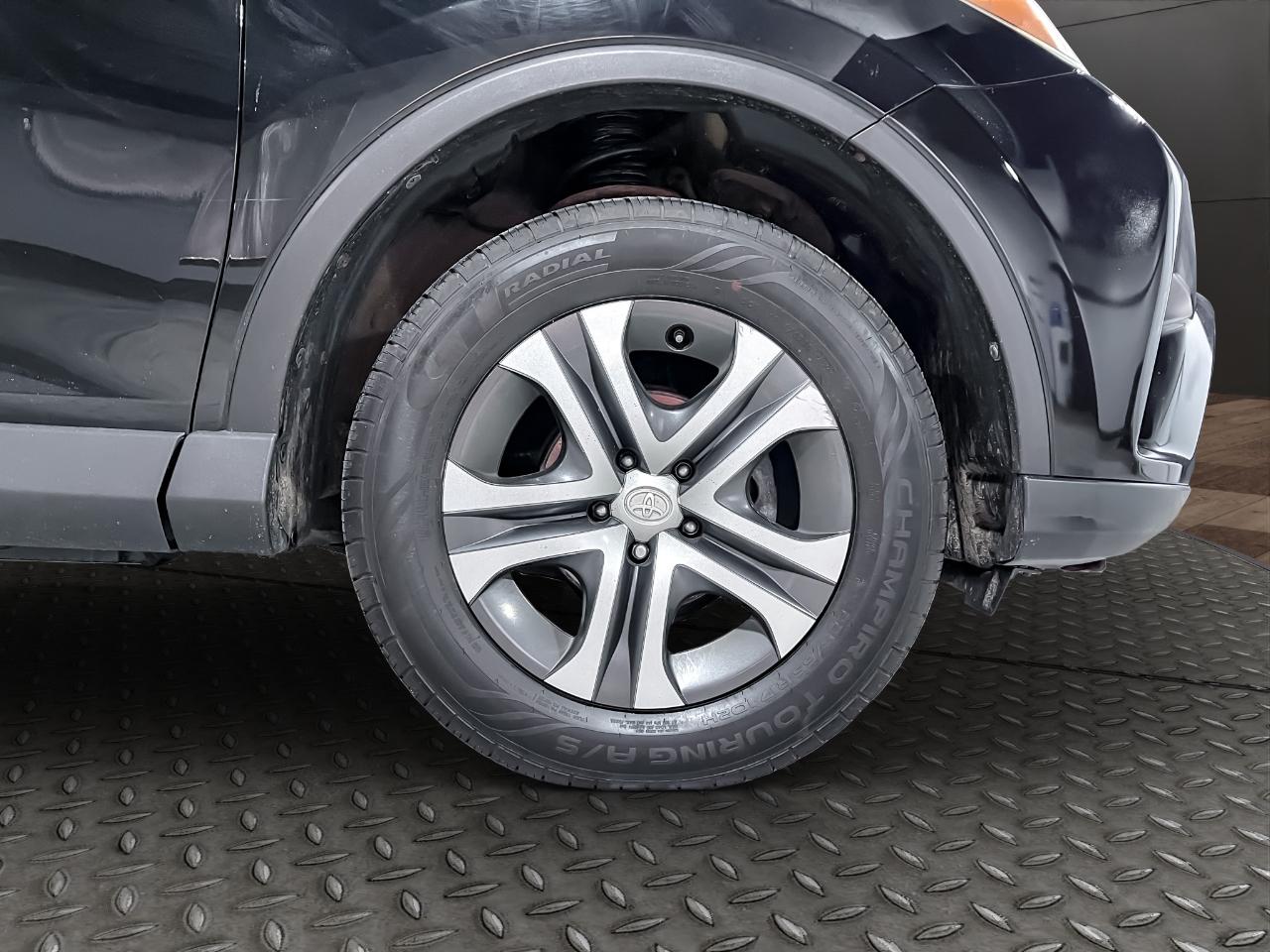 Toyota RAV4 LE AWD (Natl) 2017