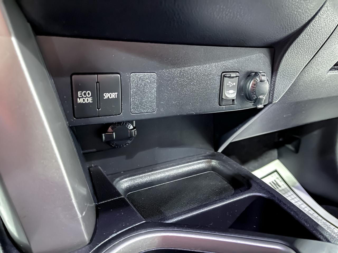 Toyota RAV4 LE AWD (Natl) 2017