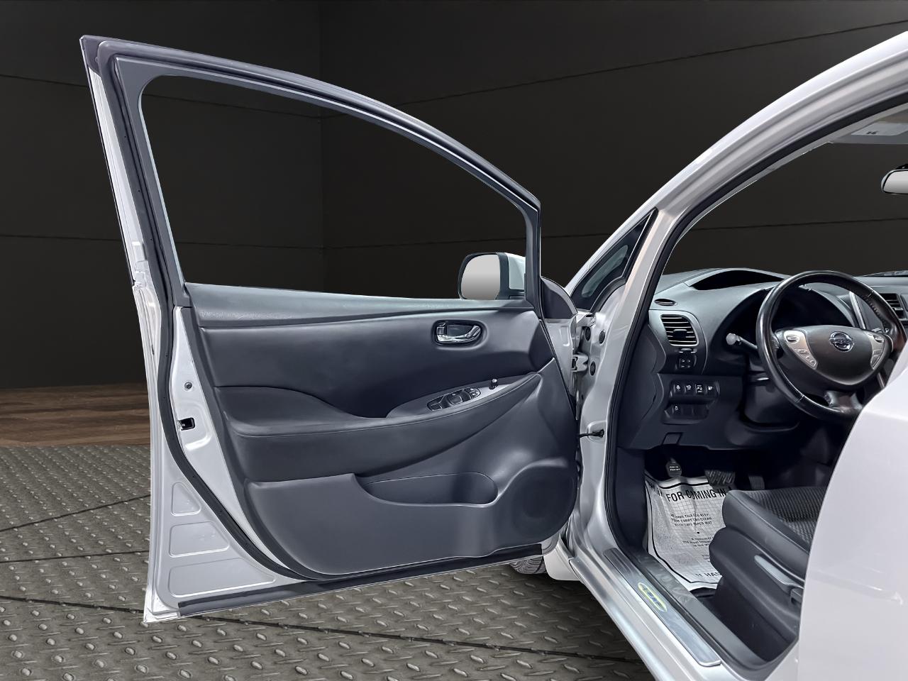 Nissan Leaf 4dr HB S 2015