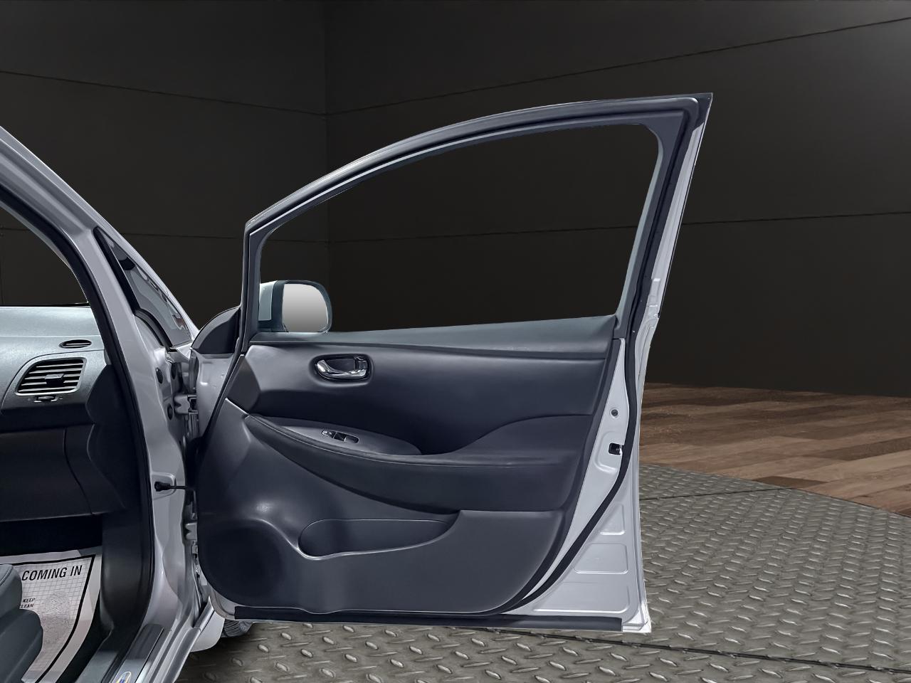 Nissan Leaf 4dr HB S 2015