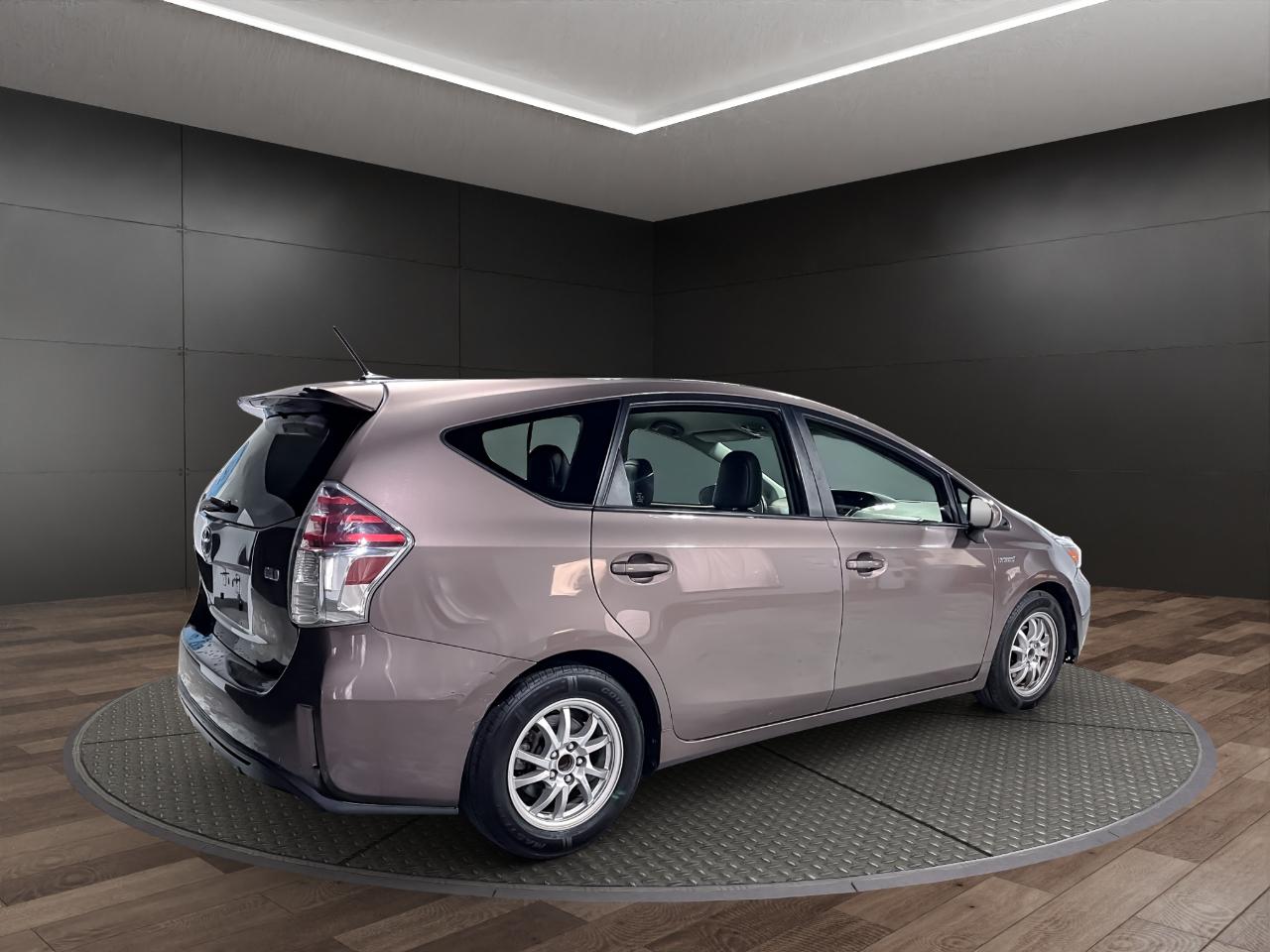 Toyota Prius V 5dr Wgn Three (Natl) 2016