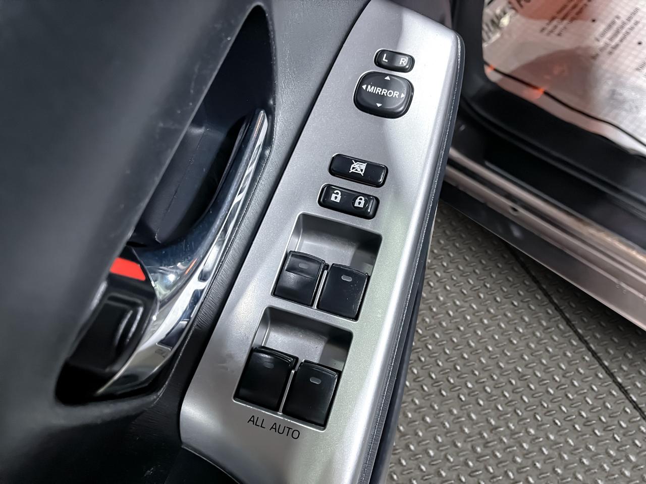 Toyota Prius V 5dr Wgn Three (Natl) 2016