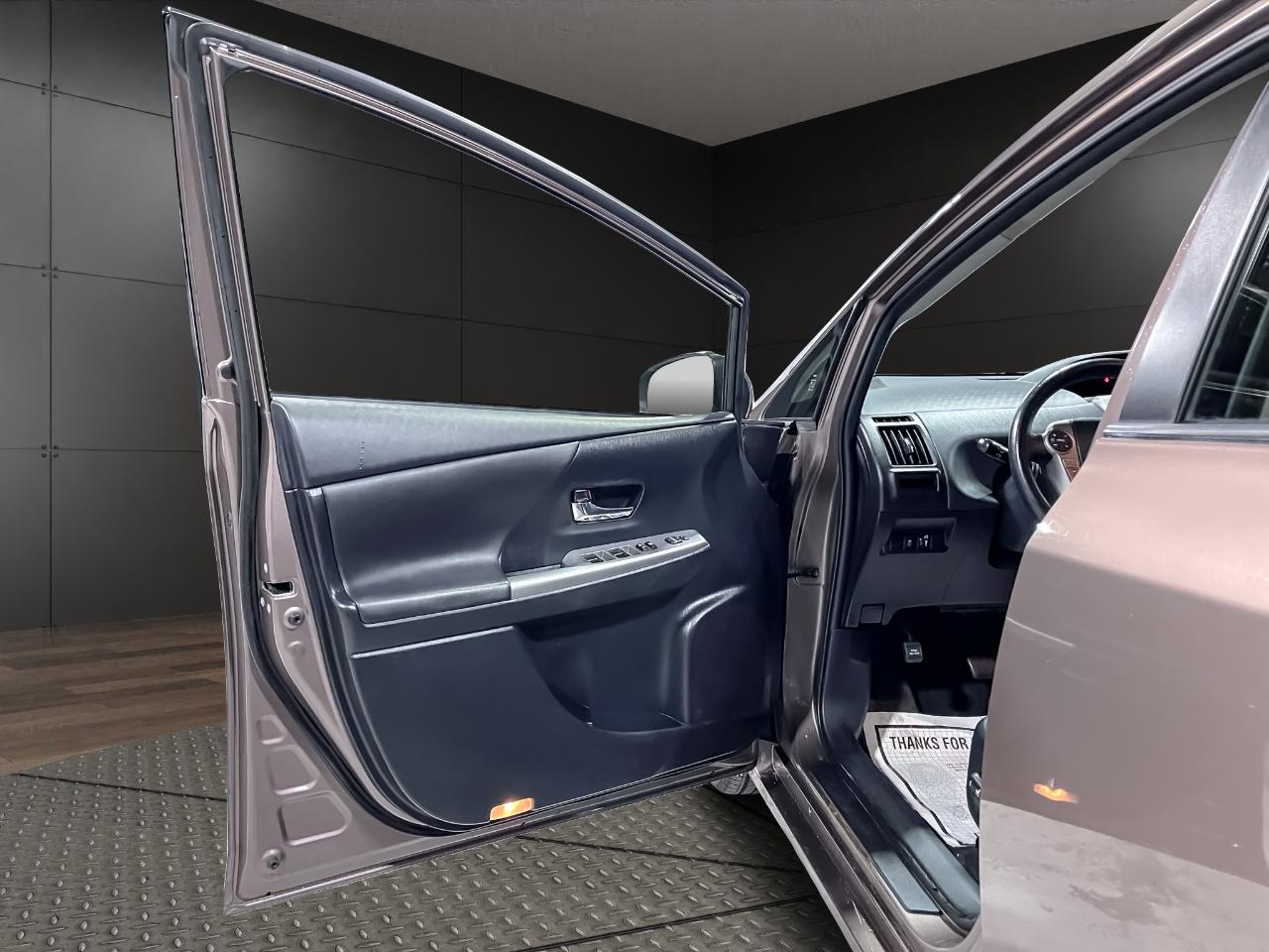 Toyota Prius V 5dr Wgn Three (Natl) 2016