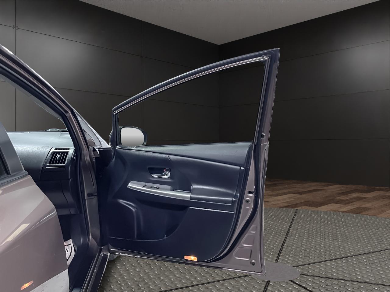 Toyota Prius V 5dr Wgn Three (Natl) 2016