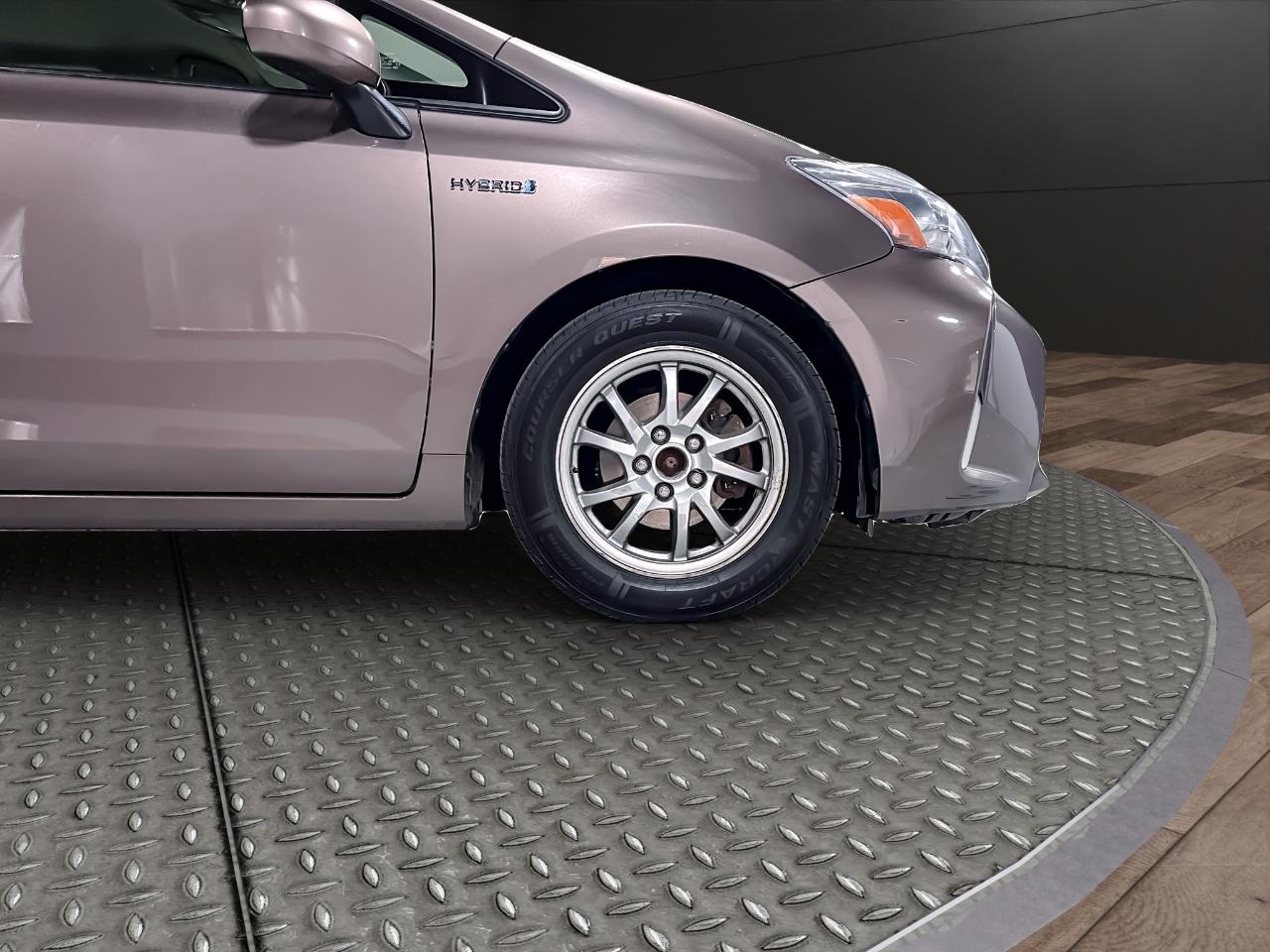 Toyota Prius V 5dr Wgn Three (Natl) 2016