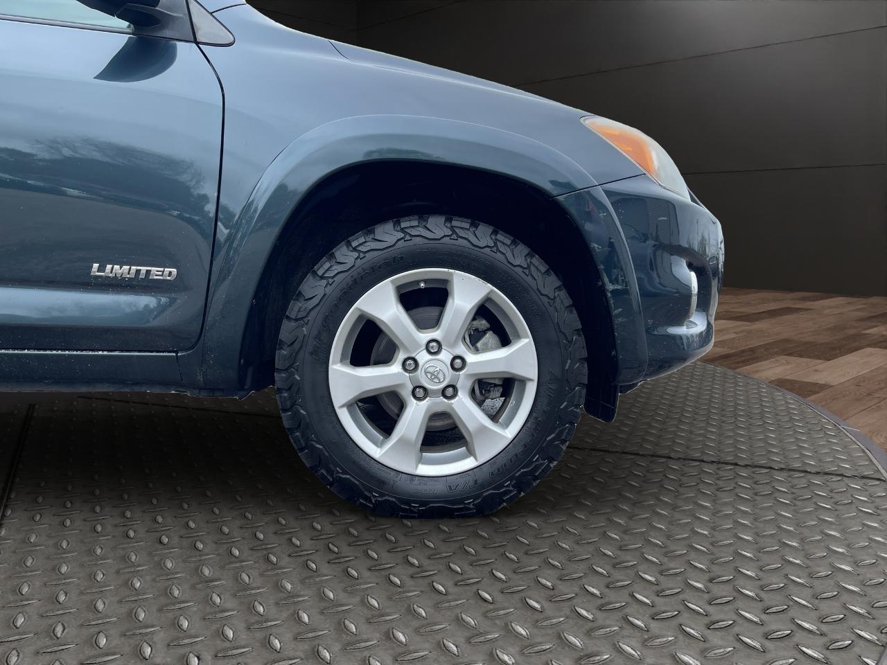 Toyota RAV4 4WD 4dr V6 5-Spd AT Ltd (Natl) 2010