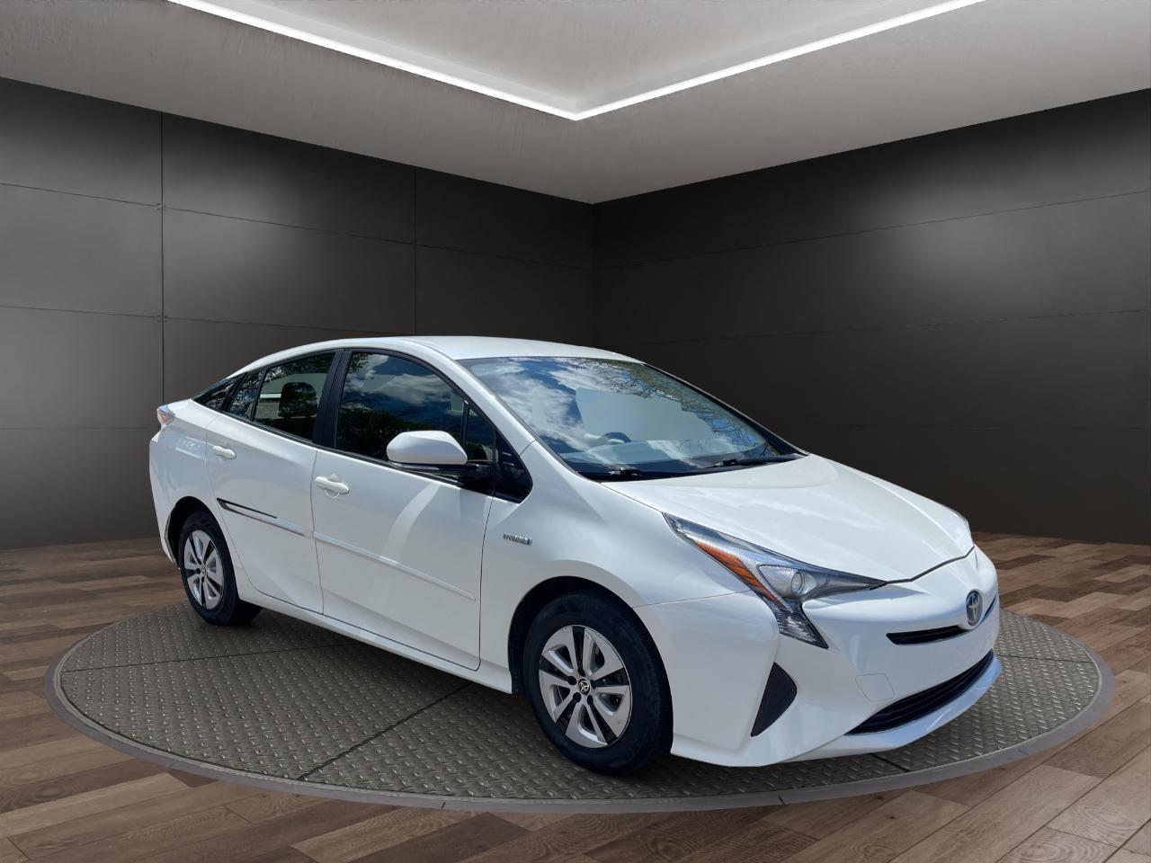 Toyota Prius Three Touring (Natl) 2017