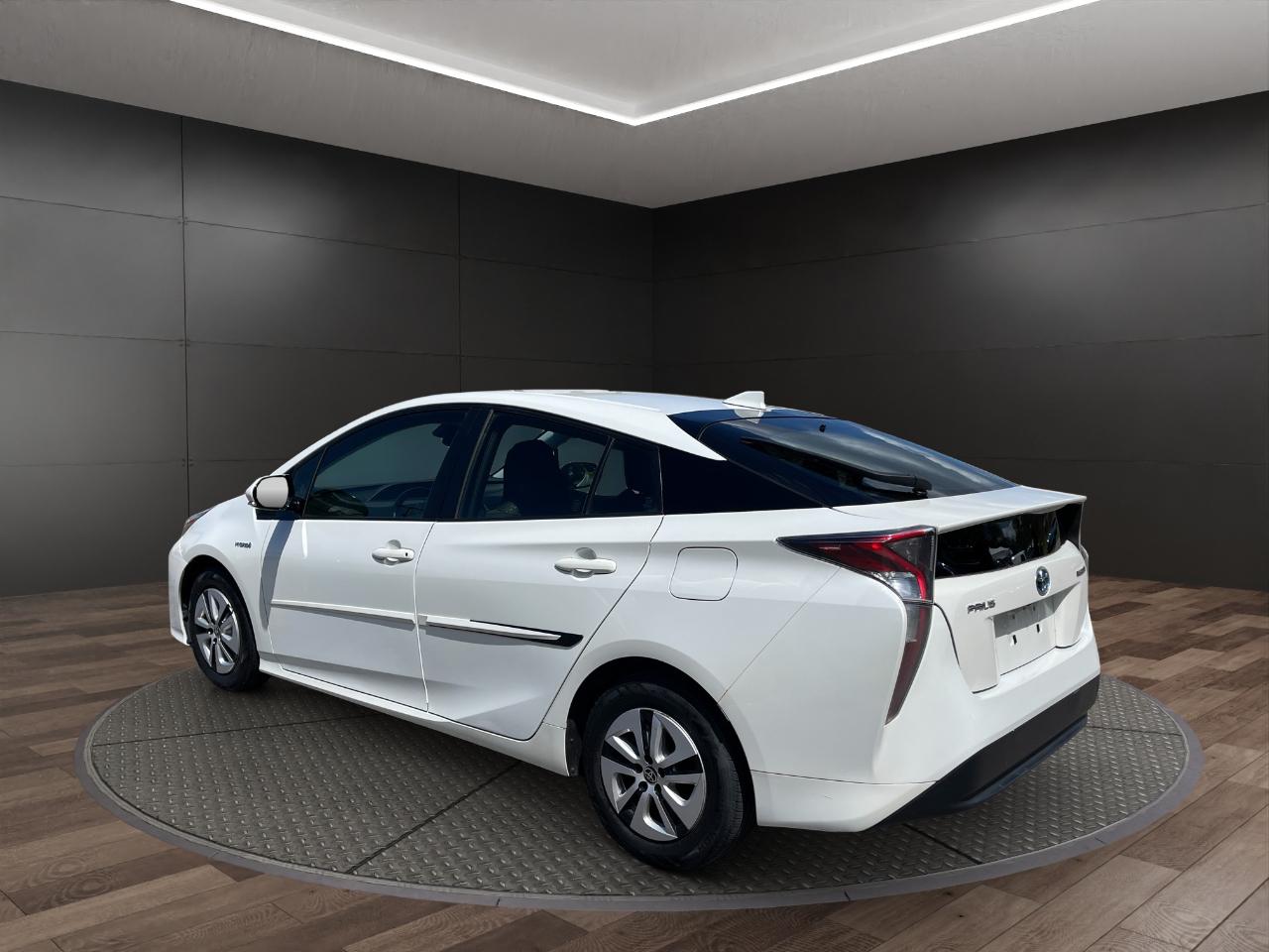 Toyota Prius Three Touring (Natl) 2017