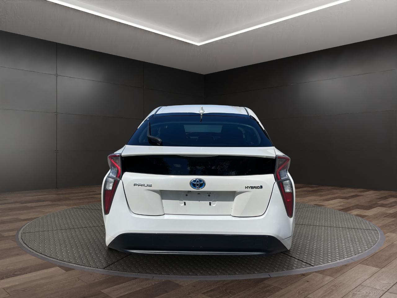 Toyota Prius Three Touring (Natl) 2017