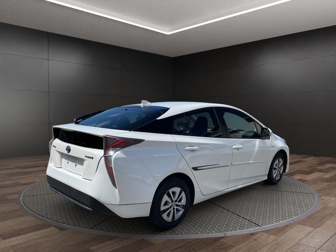 Toyota Prius Three Touring (Natl) 2017