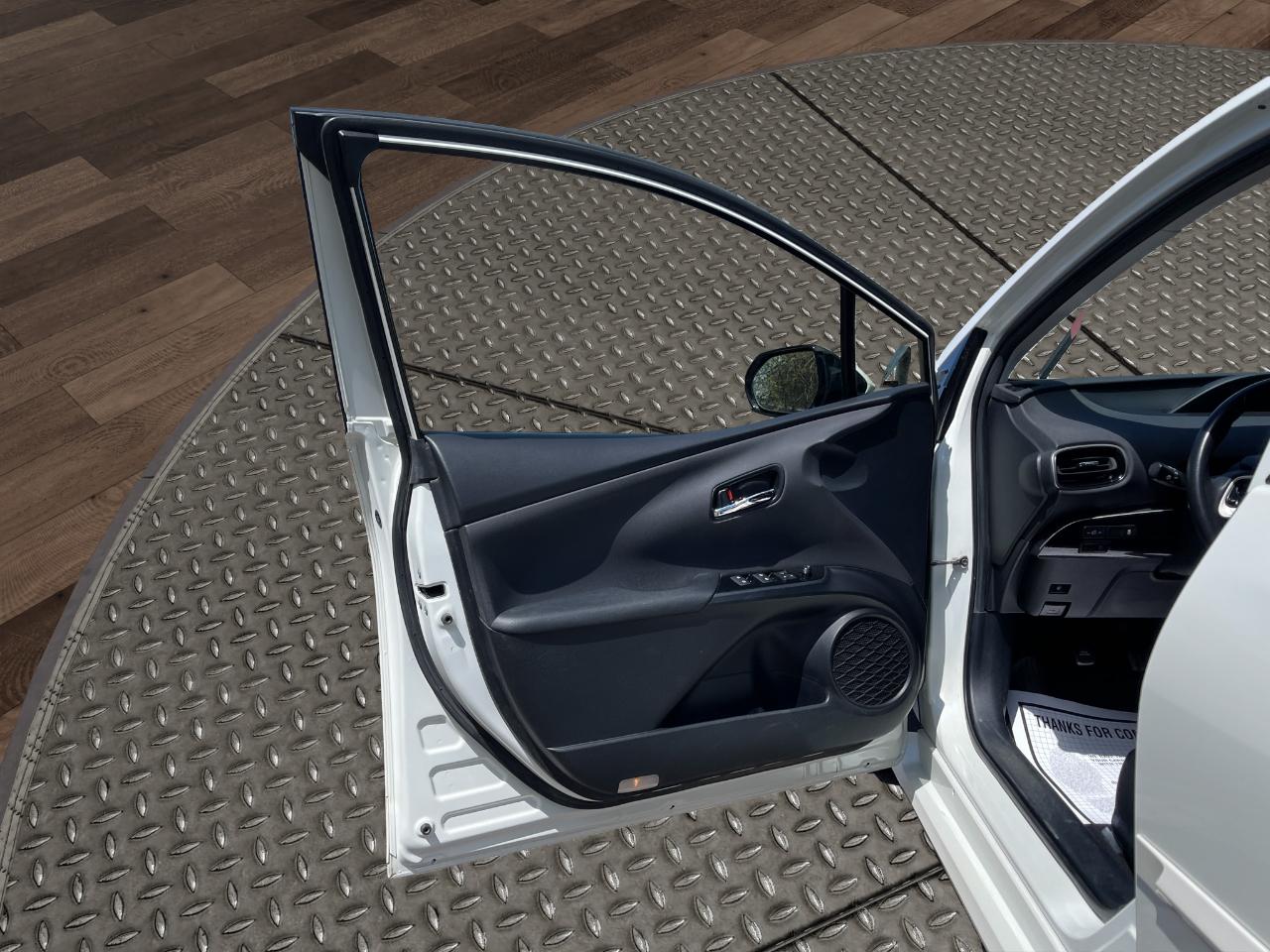 Toyota Prius Three Touring (Natl) 2017