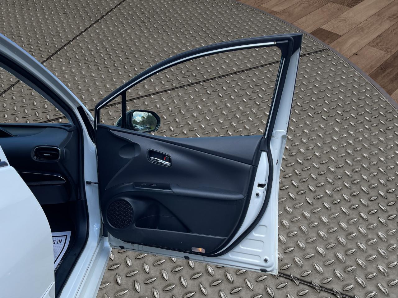 Toyota Prius Three Touring (Natl) 2017