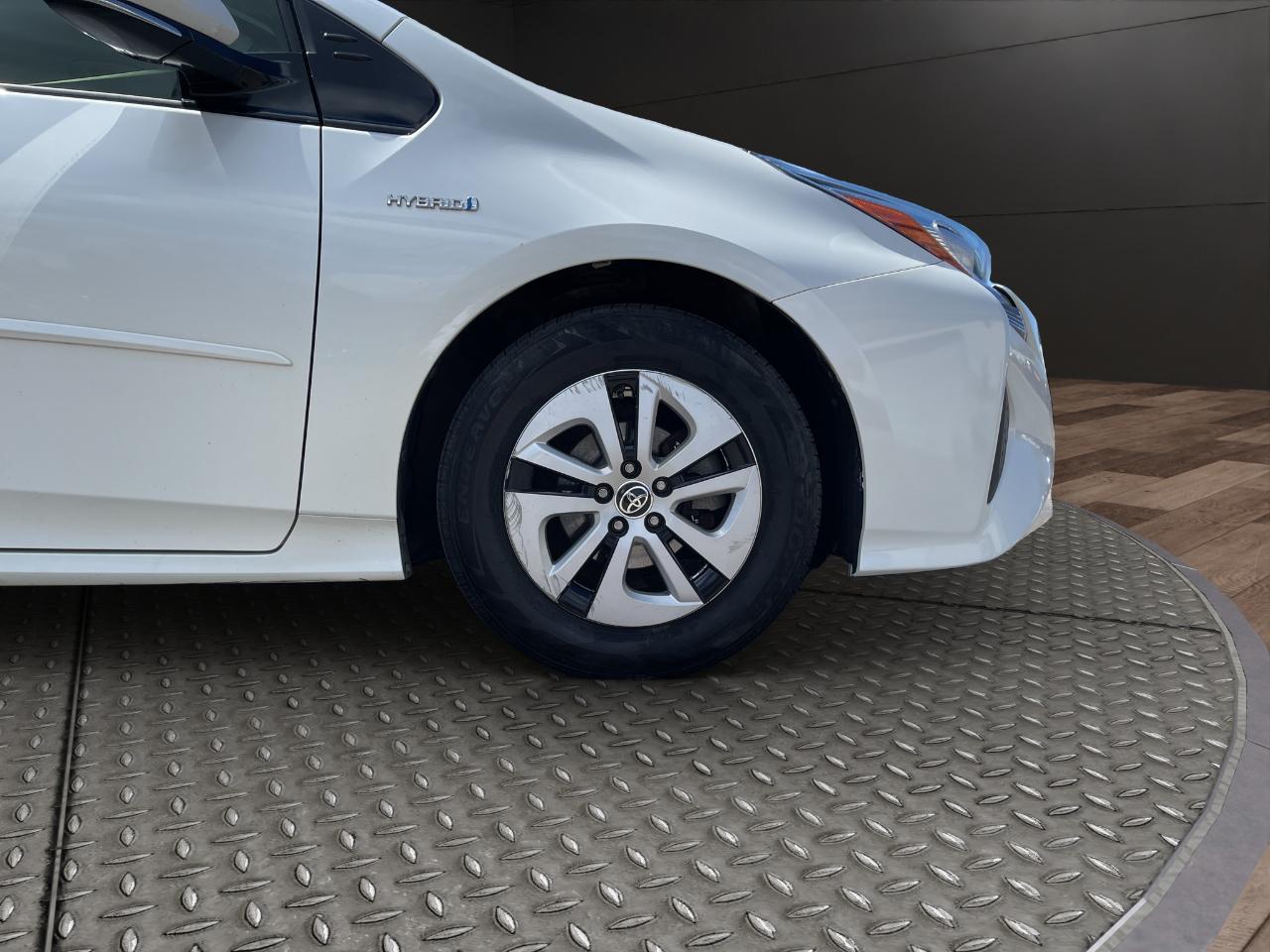 Toyota Prius Three Touring (Natl) 2017