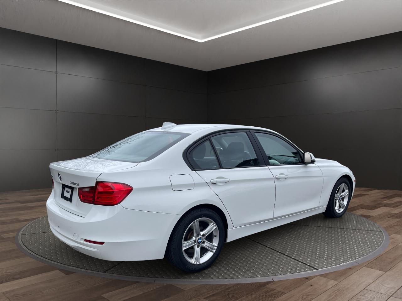 BMW 3 Series 4dr Sdn 320i xDrive AWD 2014