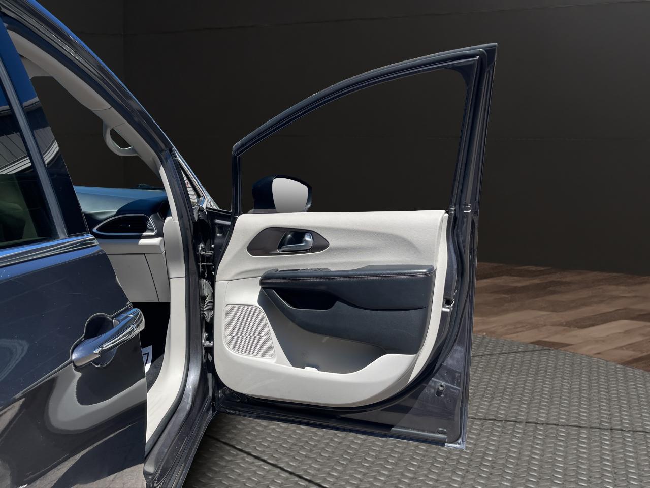 Chrysler Pacifica Touring L FWD 2018