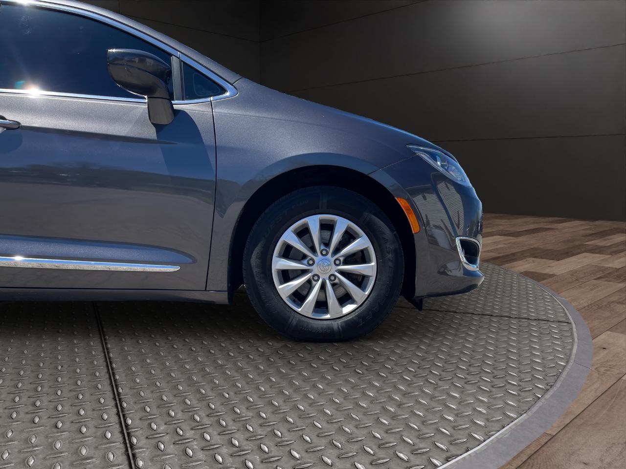 Chrysler Pacifica Touring L FWD 2018