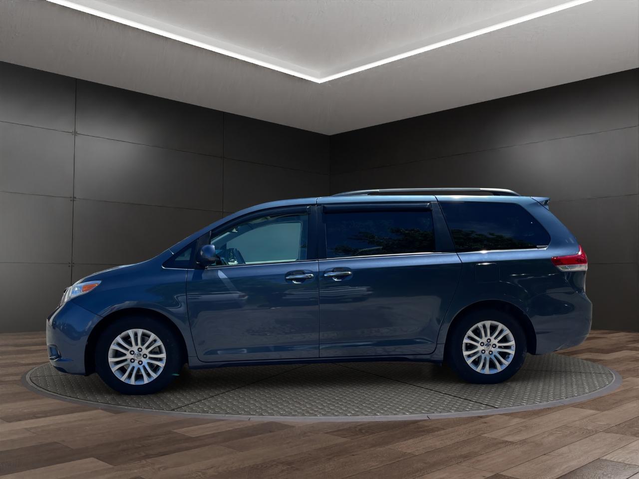 Toyota Sienna 5dr 7-Pass Van V6 XLE AAS FWD (Natl) 2014
