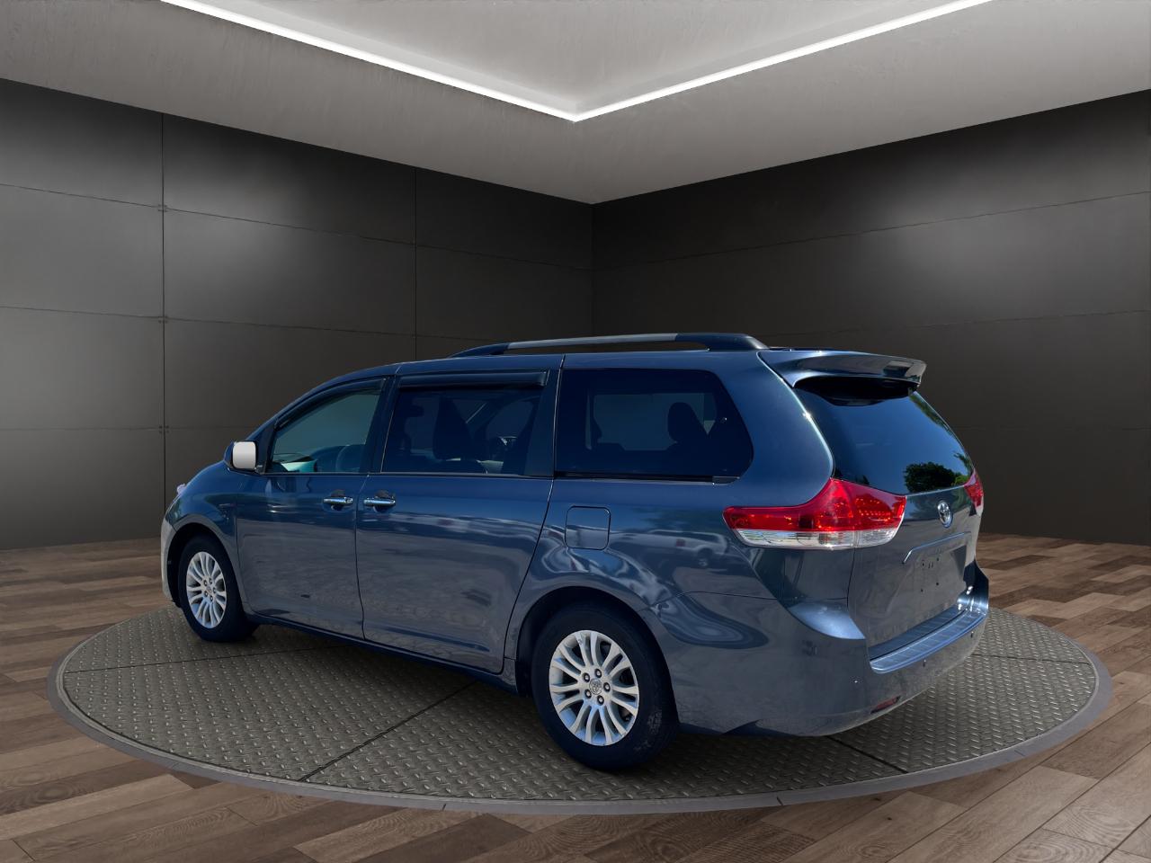 Toyota Sienna 5dr 7-Pass Van V6 XLE AAS FWD (Natl) 2014