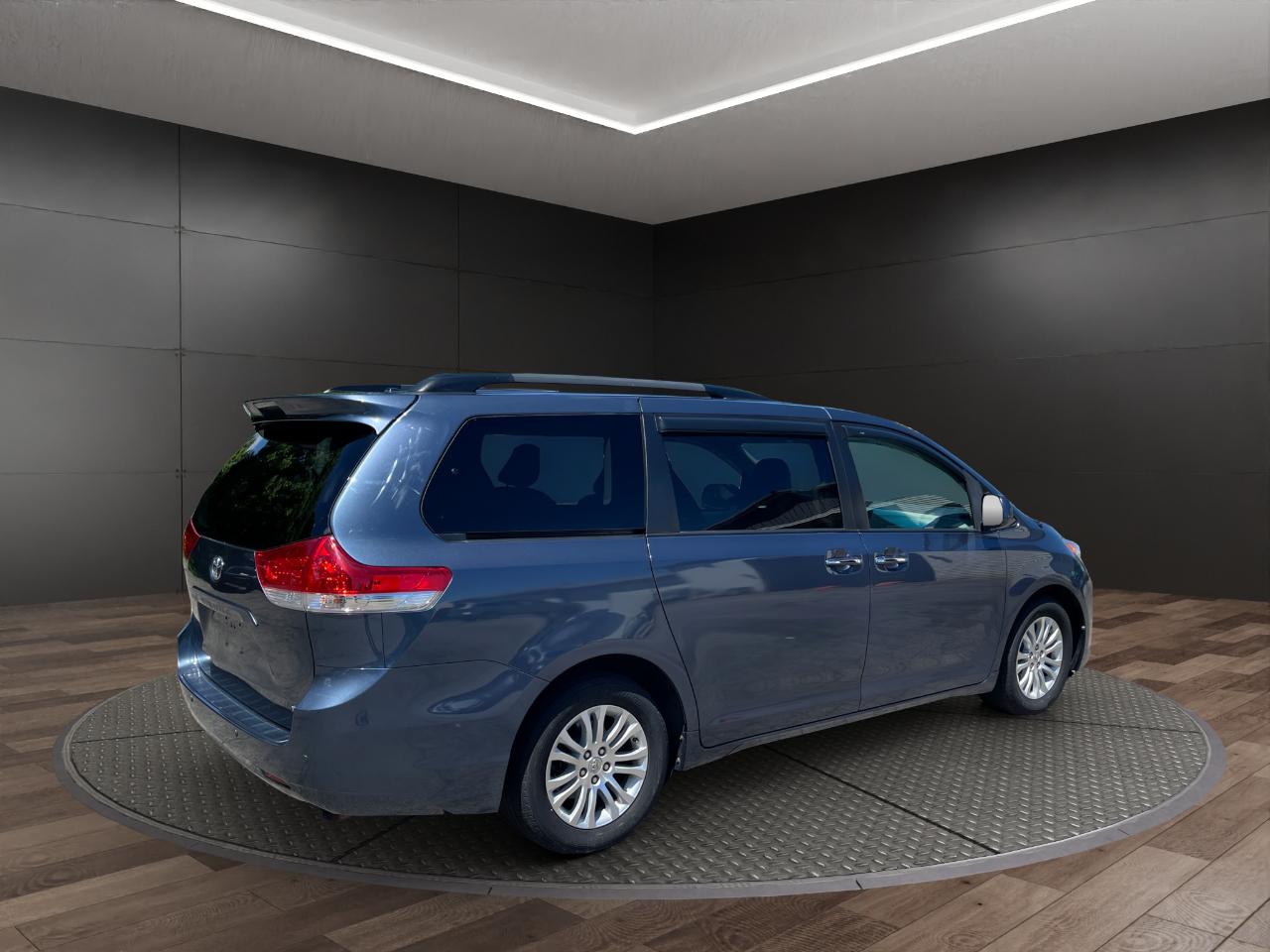 Toyota Sienna 5dr 7-Pass Van V6 XLE AAS FWD (Natl) 2014