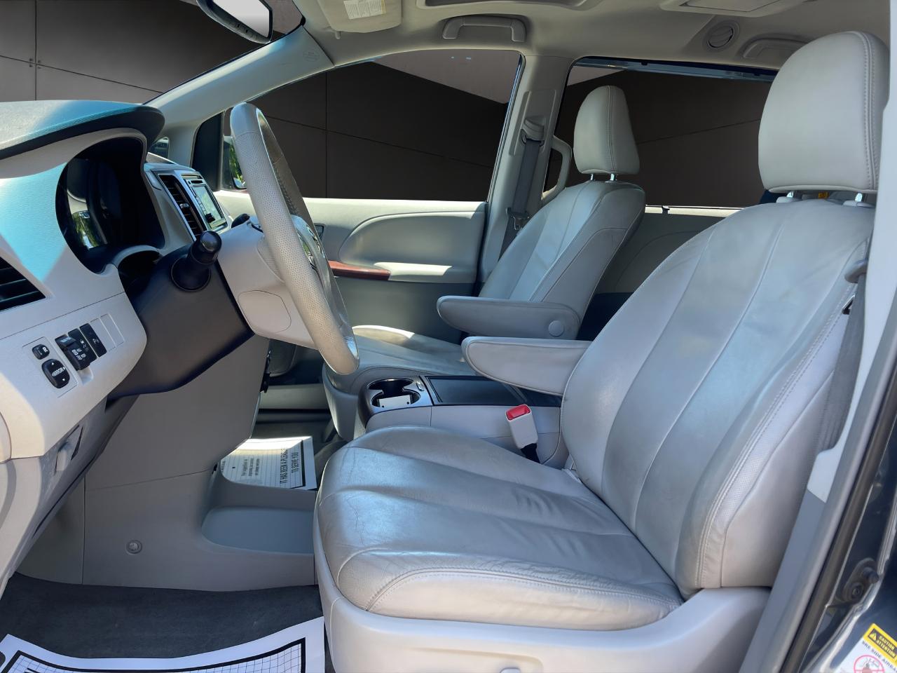 Toyota Sienna 5dr 7-Pass Van V6 XLE AAS FWD (Natl) 2014