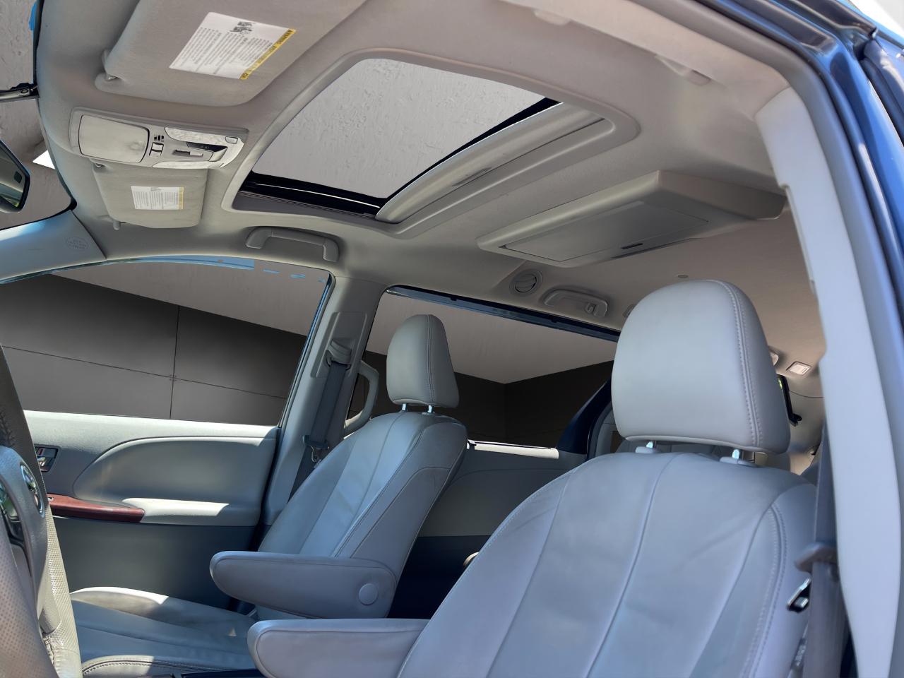 Toyota Sienna 5dr 7-Pass Van V6 XLE AAS FWD (Natl) 2014