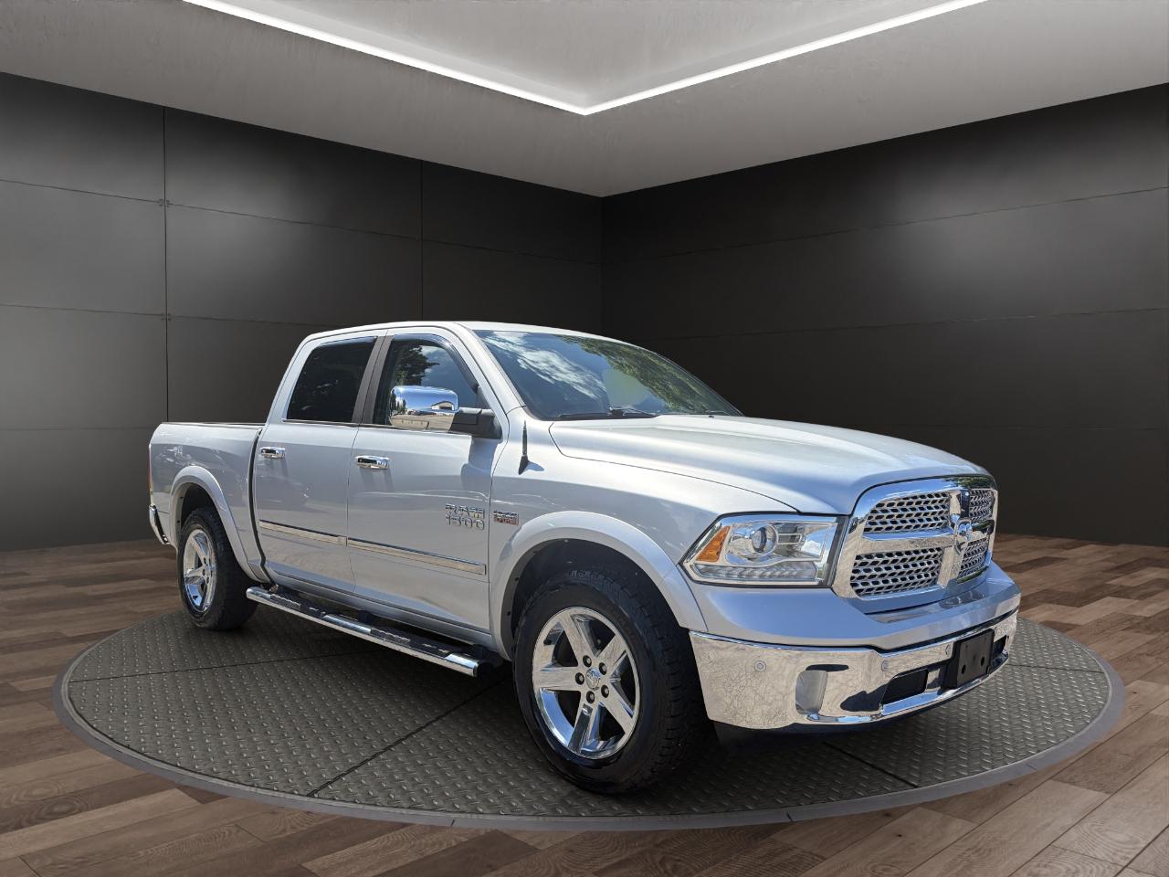 RAM 1500 4WD Crew Cab 140.5" Laramie 2016