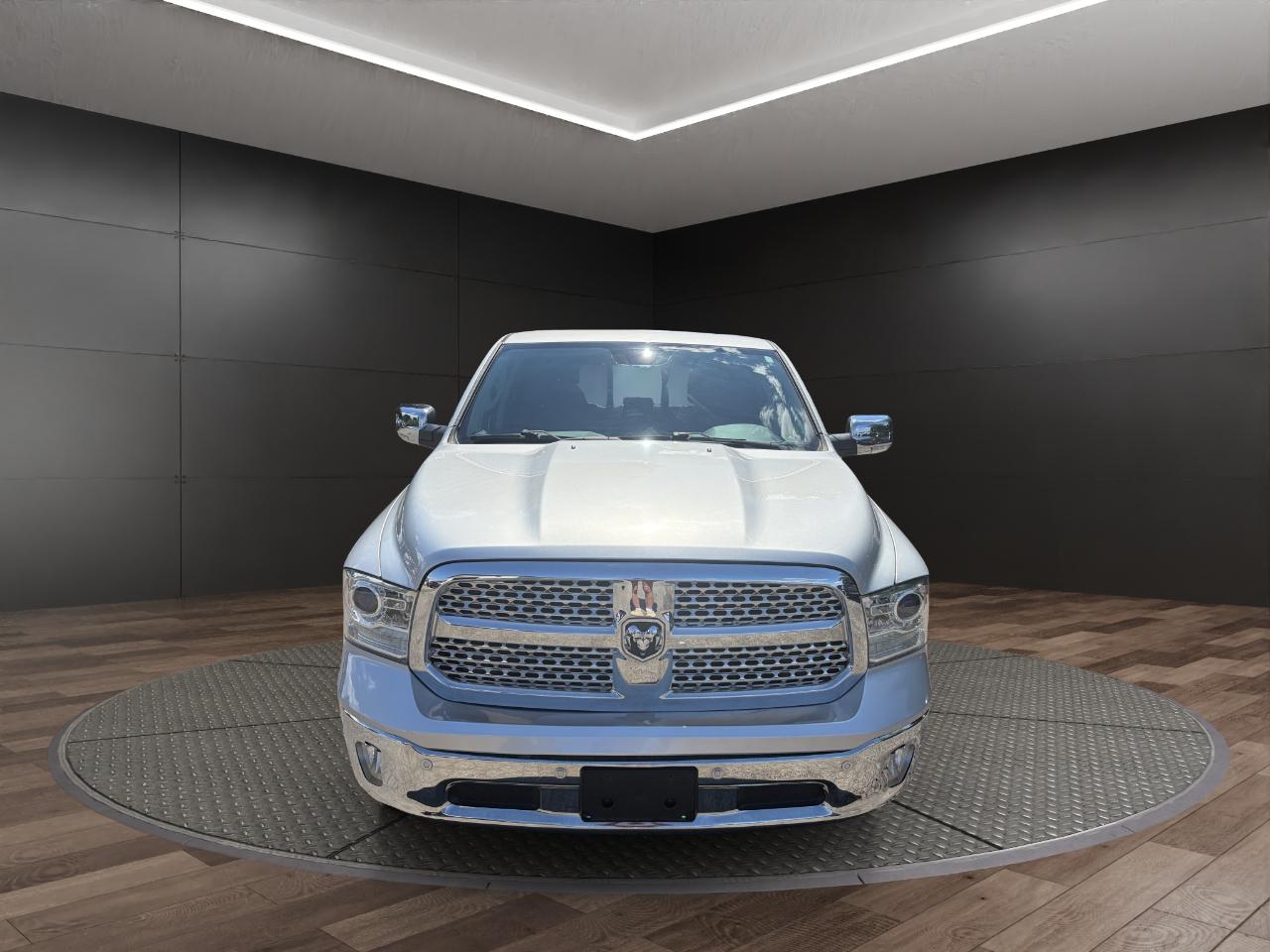 RAM 1500 4WD Crew Cab 140.5" Laramie 2016