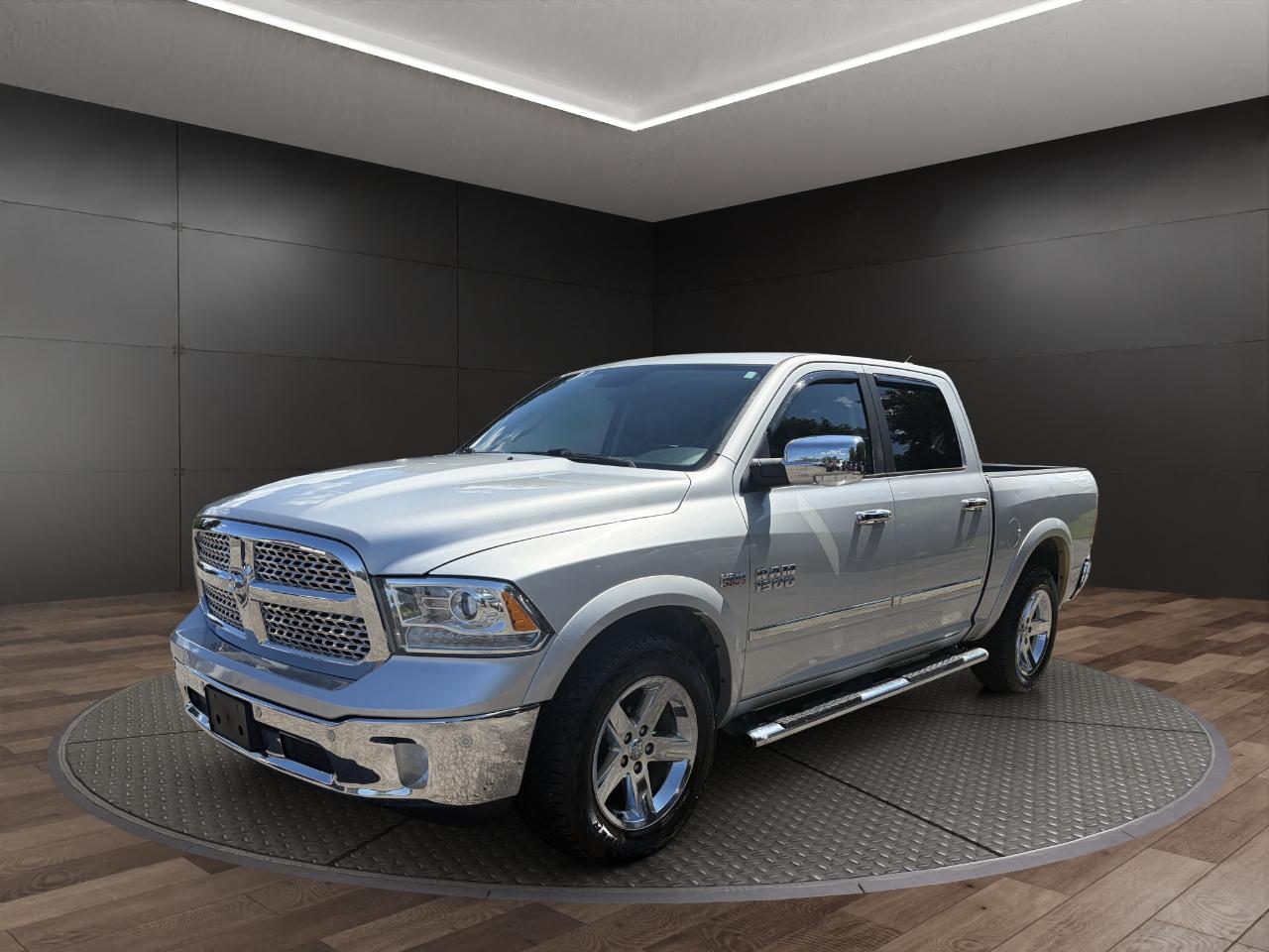 RAM 1500 4WD Crew Cab 140.5" Laramie 2016