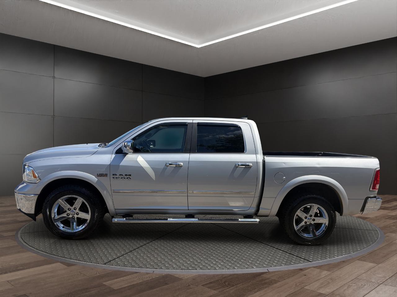 RAM 1500 4WD Crew Cab 140.5" Laramie 2016