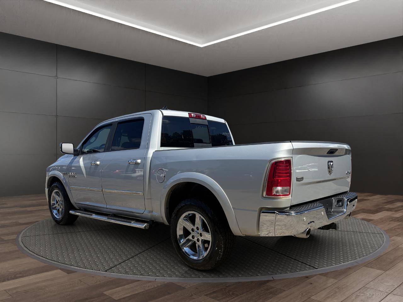 RAM 1500 4WD Crew Cab 140.5" Laramie 2016