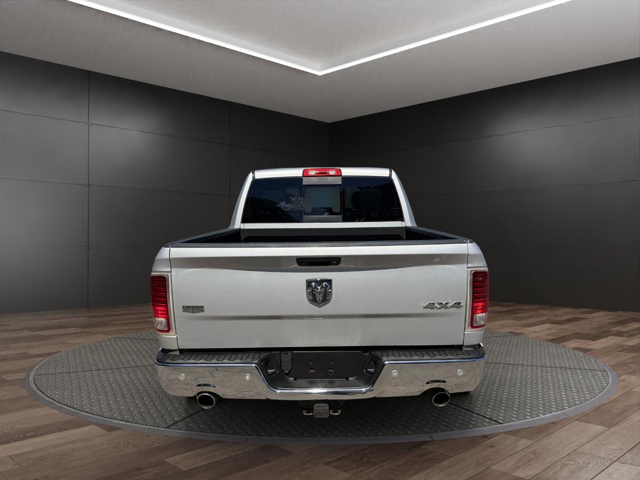 RAM 1500 4WD Crew Cab 140.5" Laramie 2016