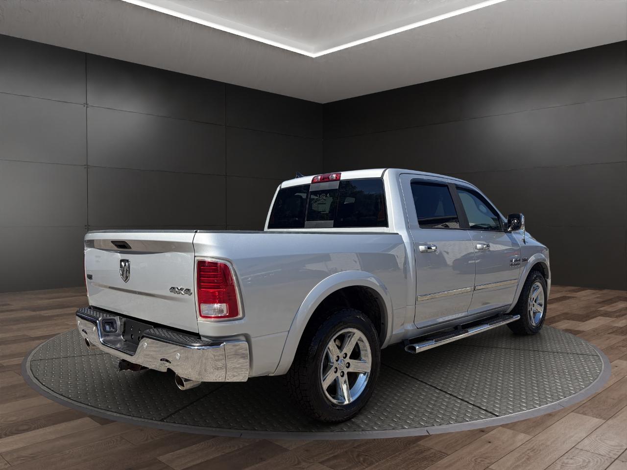 RAM 1500 4WD Crew Cab 140.5" Laramie 2016