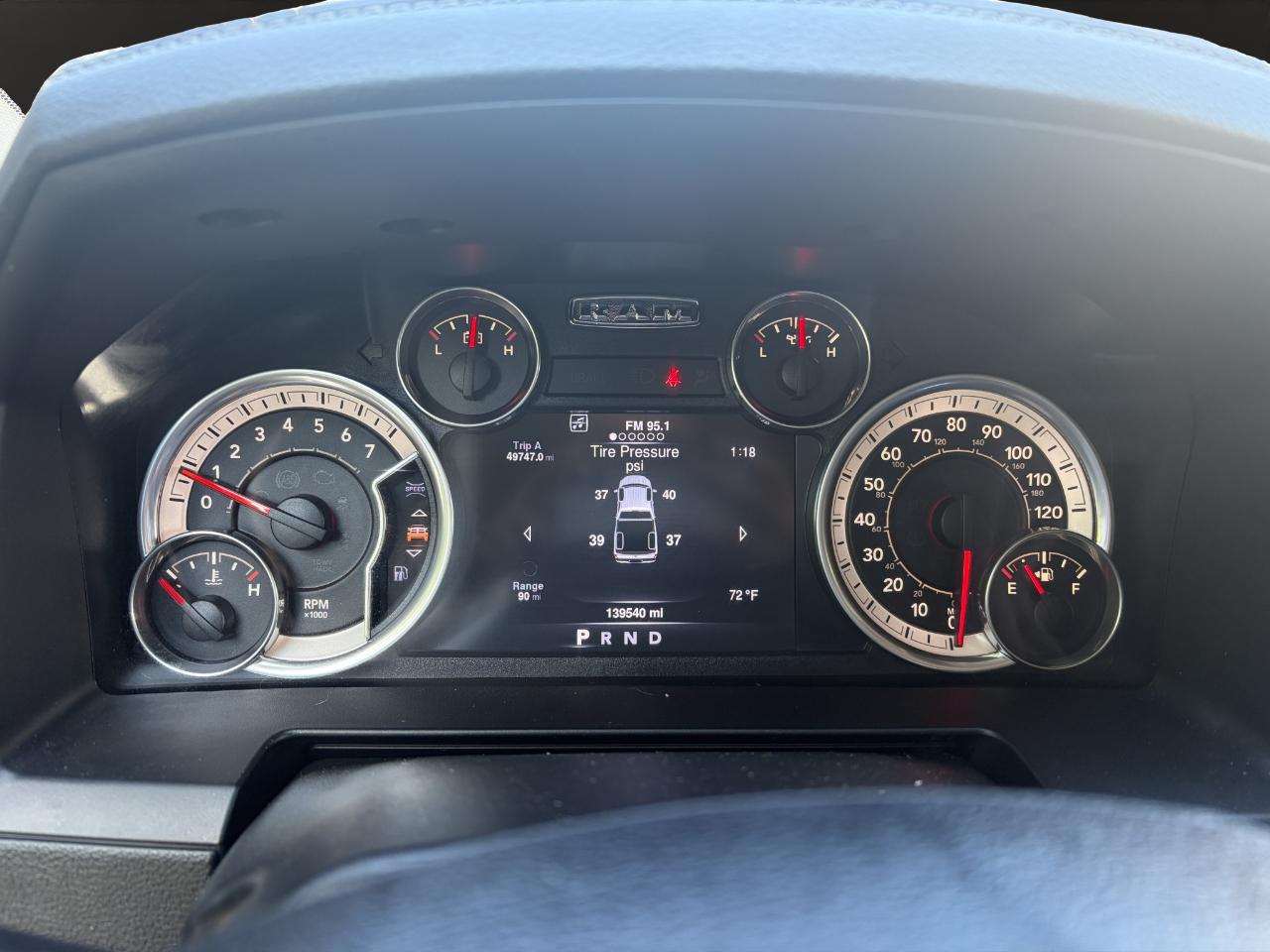 RAM 1500 4WD Crew Cab 140.5" Laramie 2016