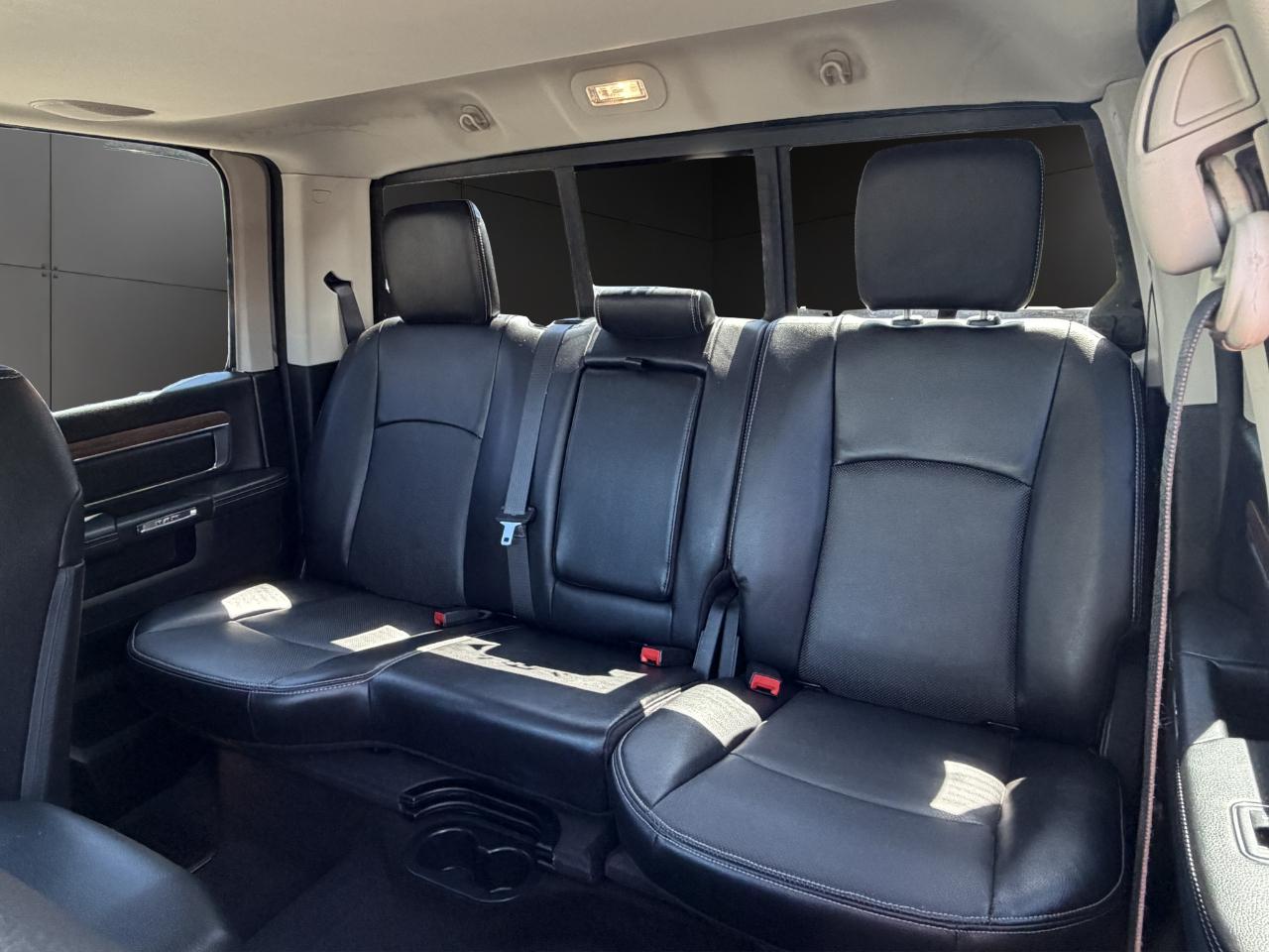 RAM 1500 4WD Crew Cab 140.5" Laramie 2016